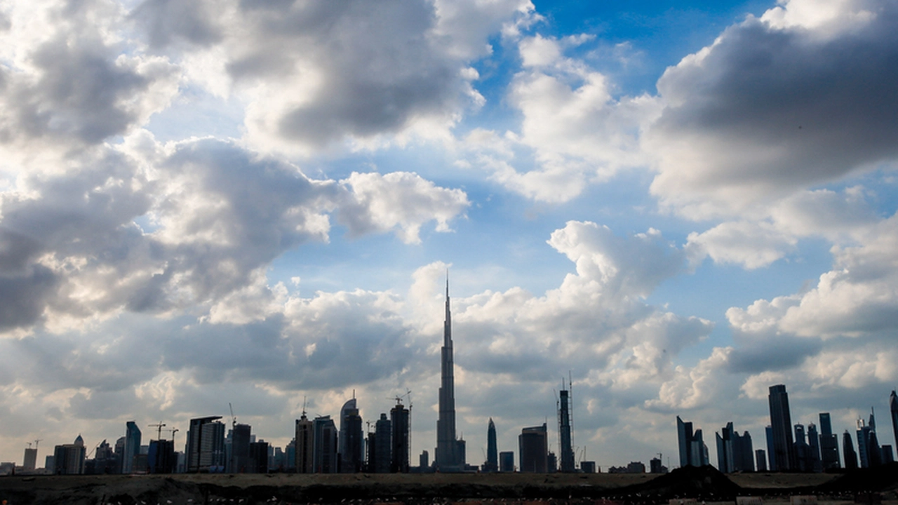 تنبيهات جوية.. ضباب وغيوم تغطي طقس الإمارات غدًا في عدة مناطق